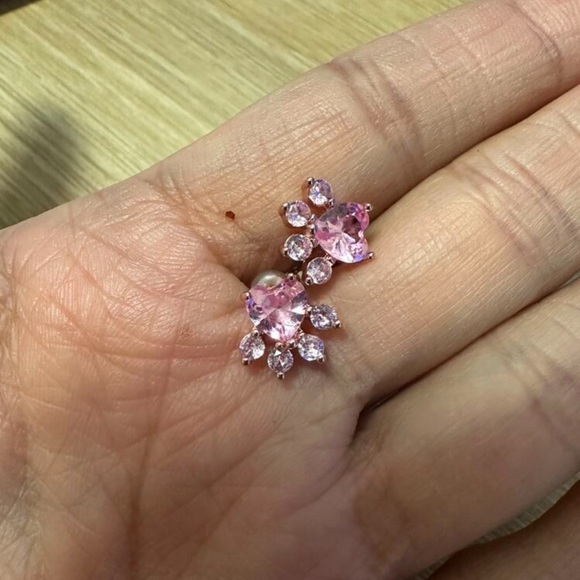 🐾 Paw Print Earrings 🐾 - Picture 4 of 5